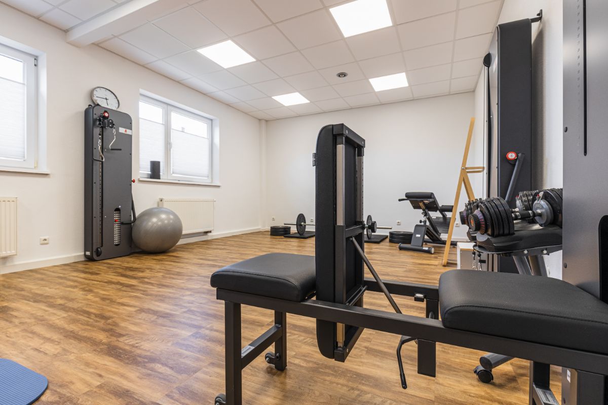 Behandlungsraum mit diversem Equipment in der Körpermanufaktur