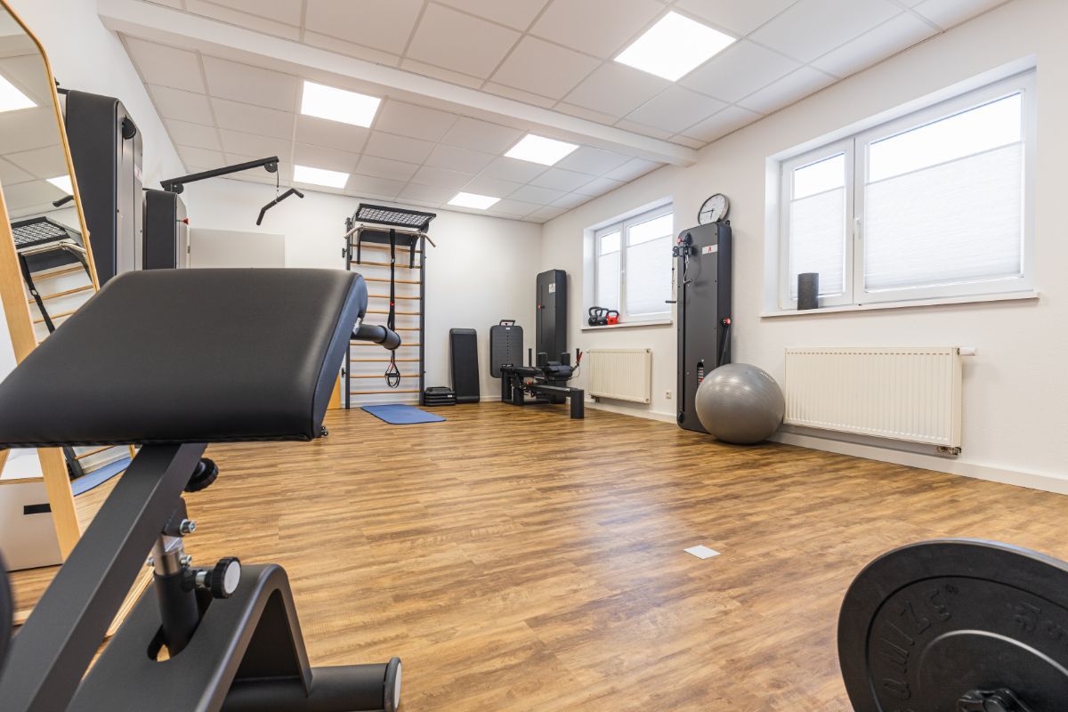 Behandlungsraum mit diversem Equipment in der Körpermanufaktur