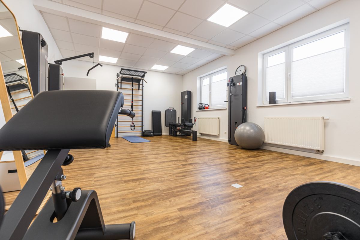 Behandlungsraum mit diversem Equipment in der Körpermanufaktur