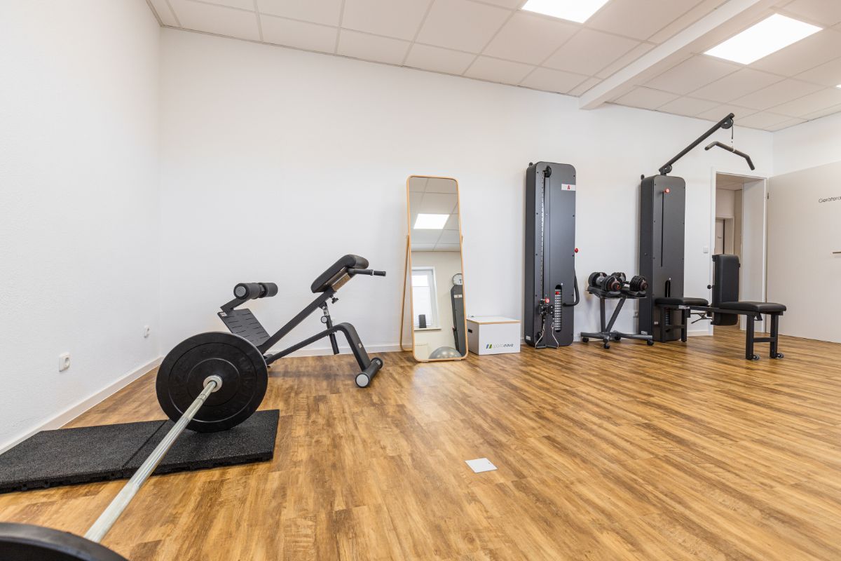 Behandlungsraum mit diversem Equipment in der Körpermanufaktur