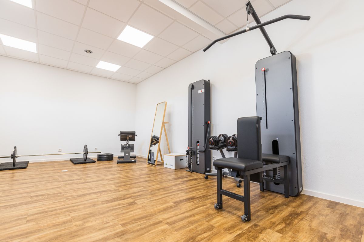 Behandlungsraum mit diversem Equipment in der Körpermanufaktur