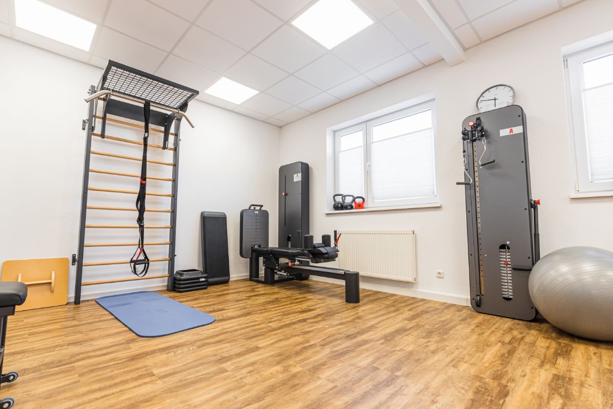 Behandlungsraum mit diversem Equipment in der Körpermanufaktur