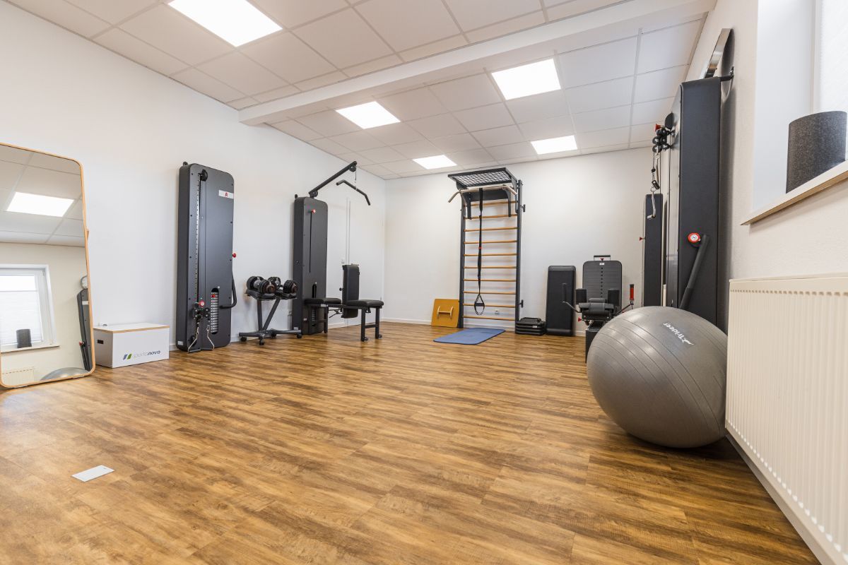 Behandlungsraum mit diversem Equipment in der Körpermanufaktur