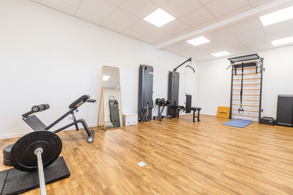 Behandlungsraum mit diversem Equipment in der Körpermanufaktur