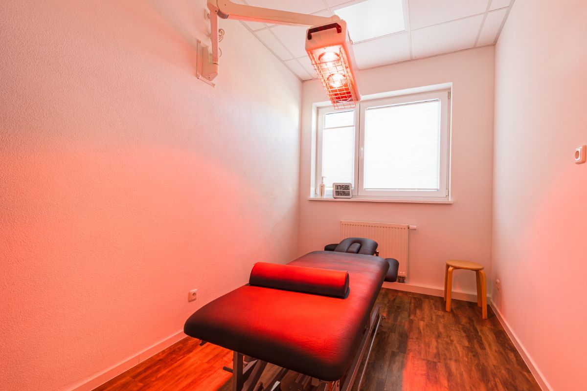 Zimmer  mit rotem Licht und Liege bei der Körpermanufaktur