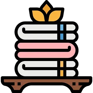 Una pila de libros con una flor encima de ellos.