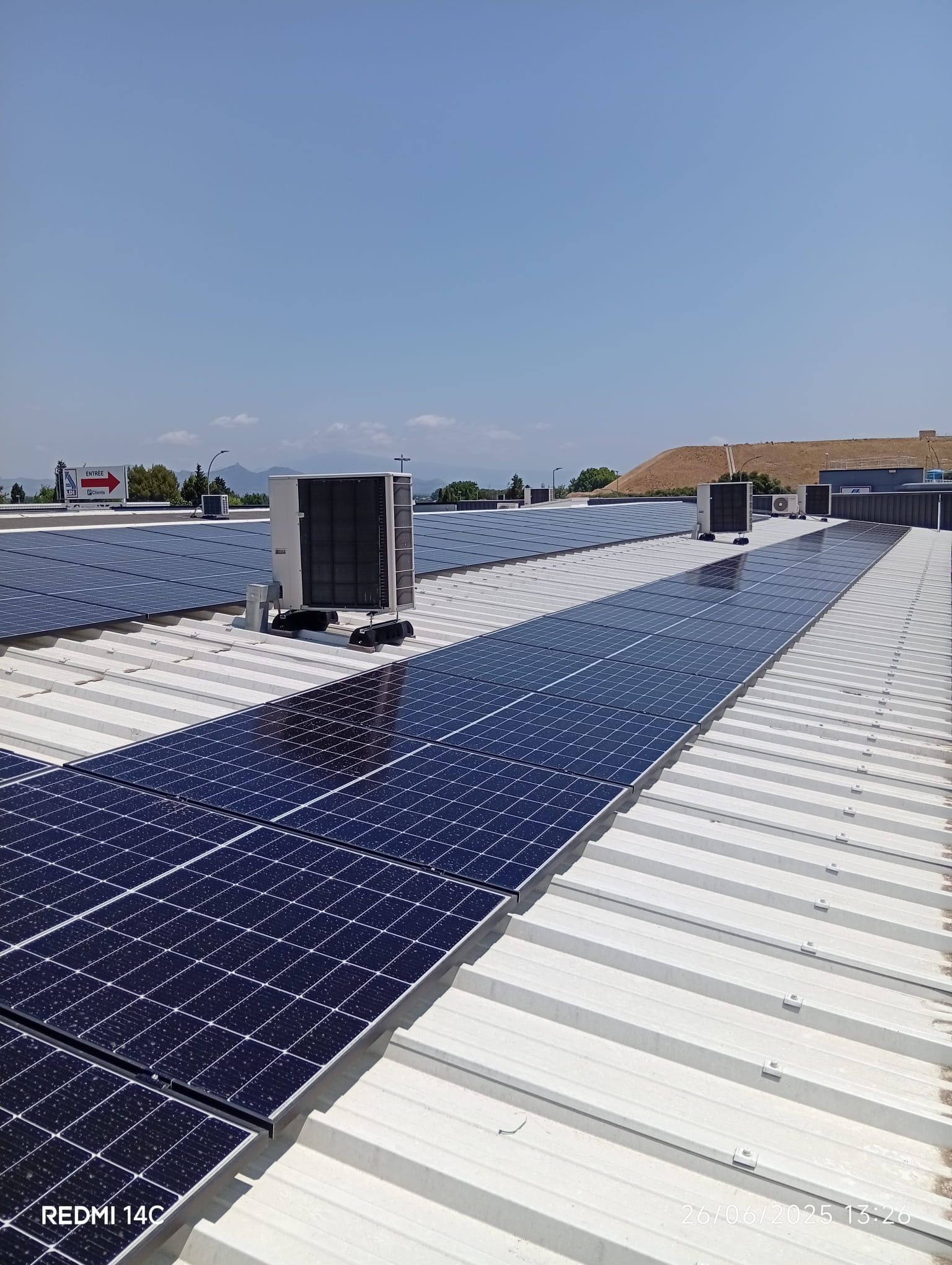 Des panneaux photovoltaïques sur le toit d'une entreprise.