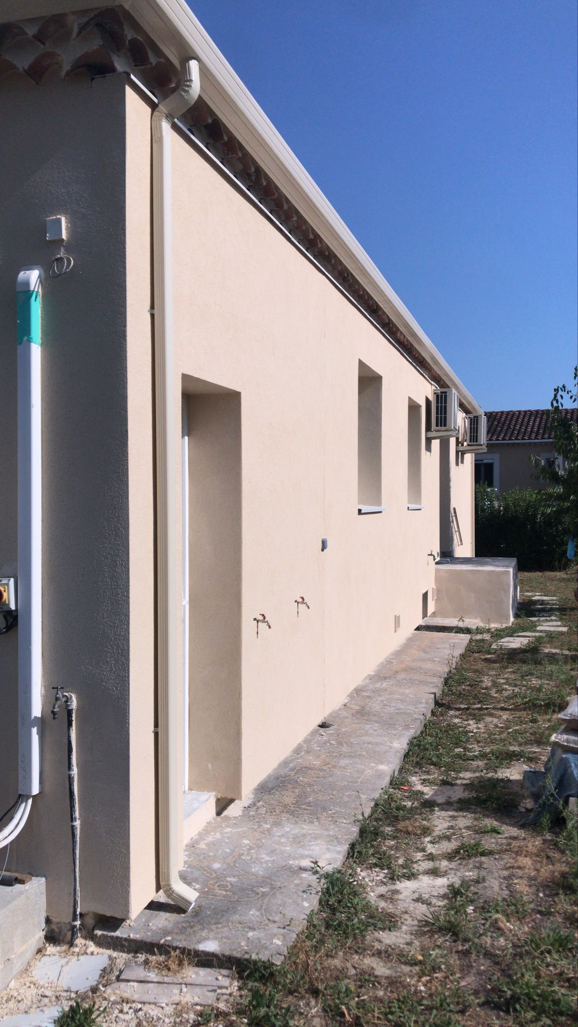 Façade d'une maison avec une isolation thermique par l'extérieur.