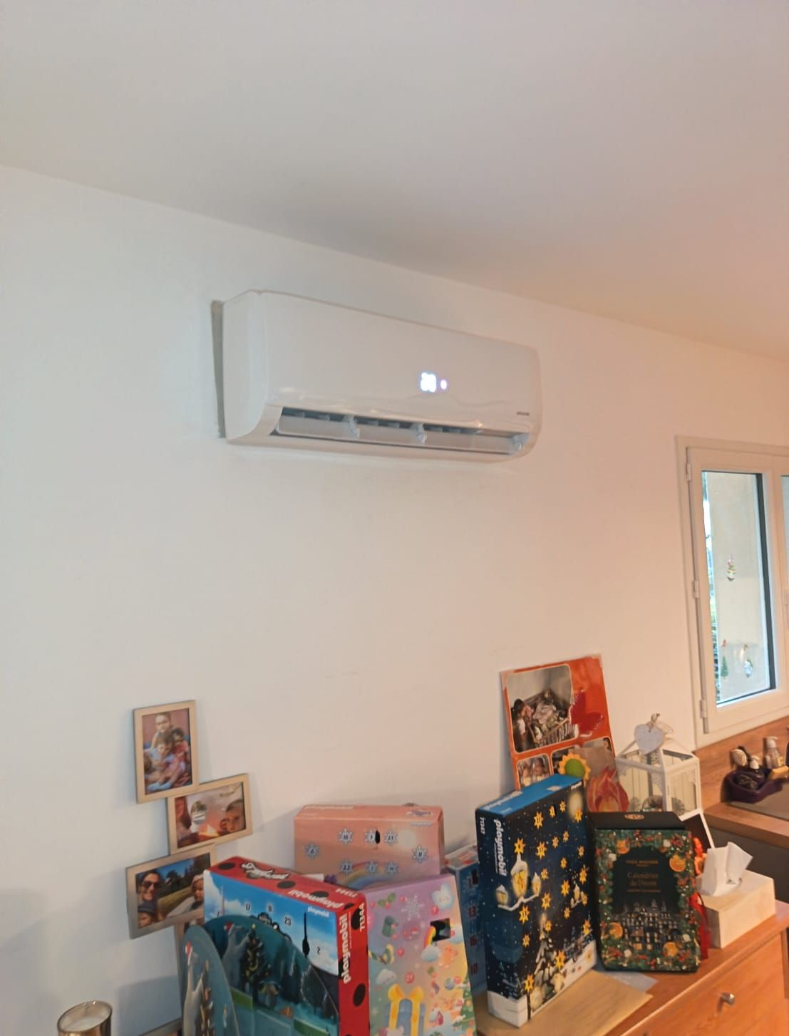 Un climatiseur au mur.