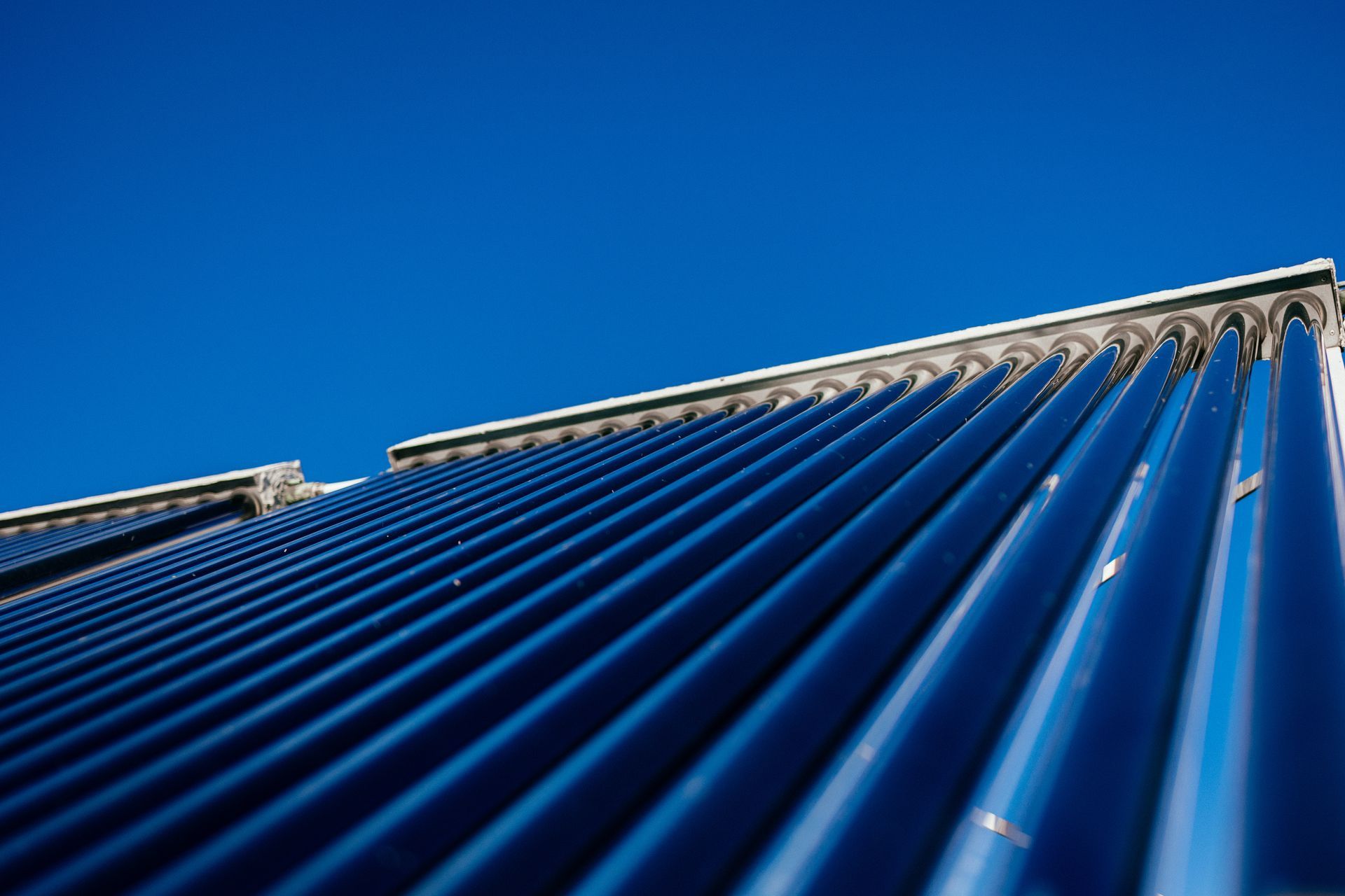 Gros plan sur des panneaux solaires.
