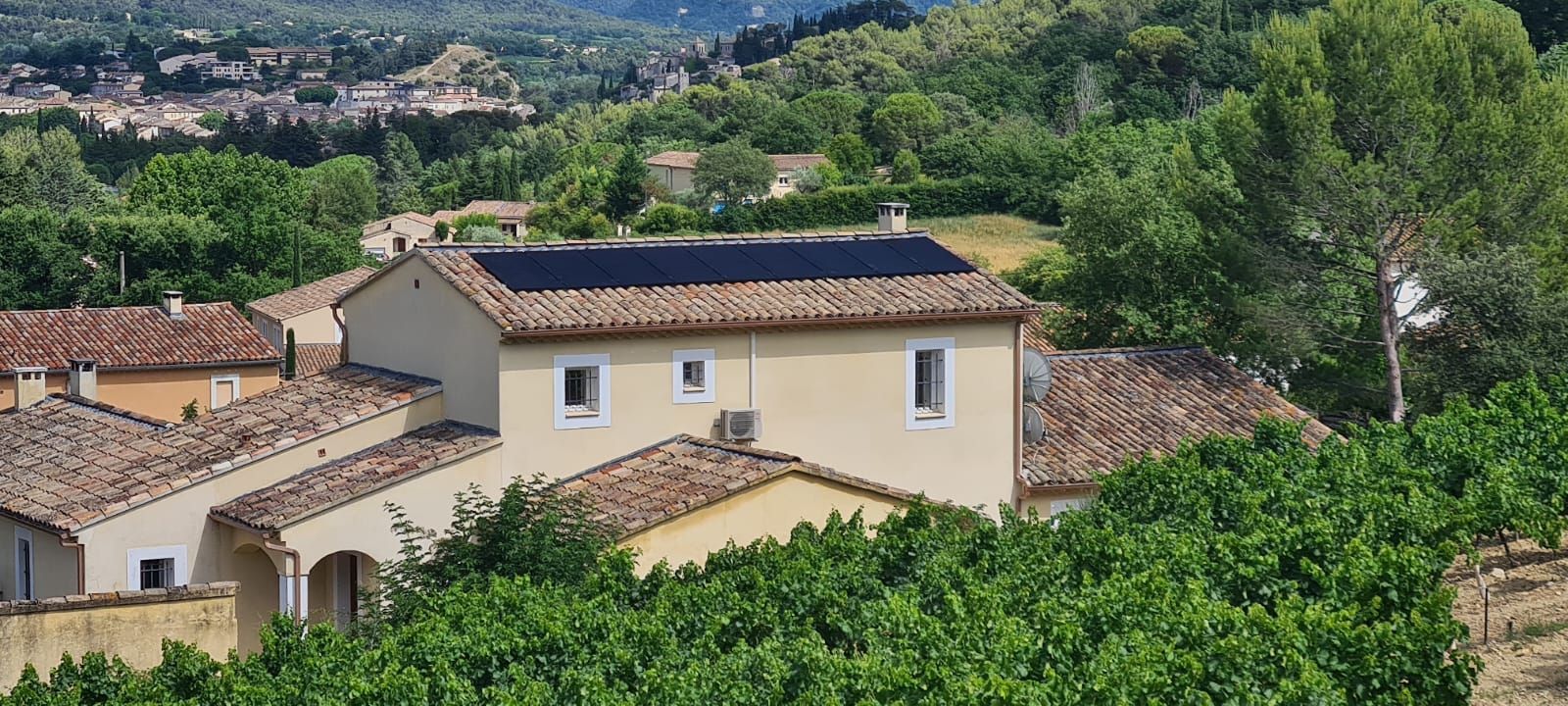Panneaux photovoltaïques sur un toit de tuiles.