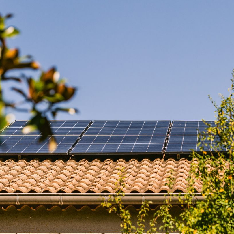 Gros plan sur des panneaux photovoltaïques.