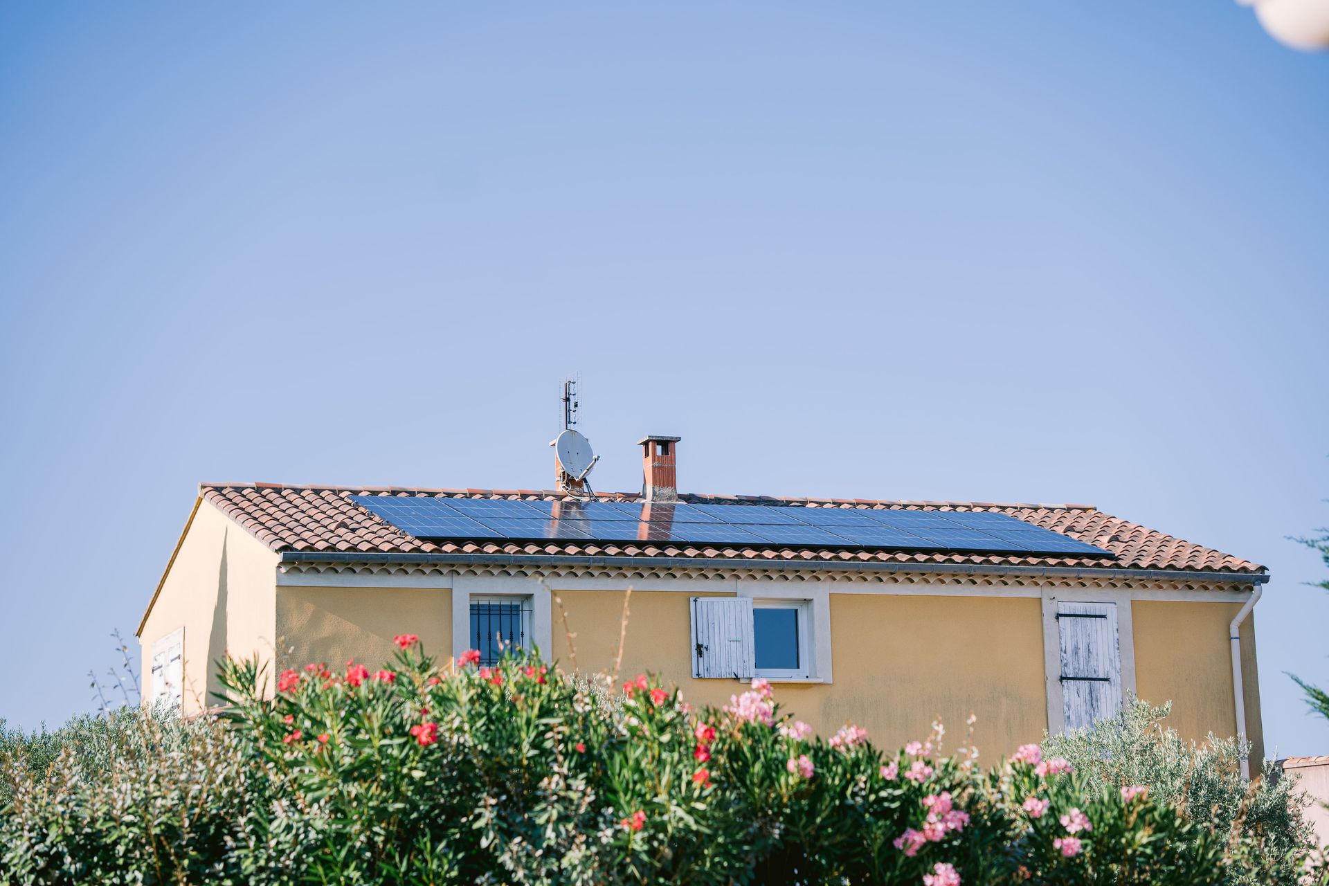 Des panneaux photovoltaïques sur le toit d'une maison.