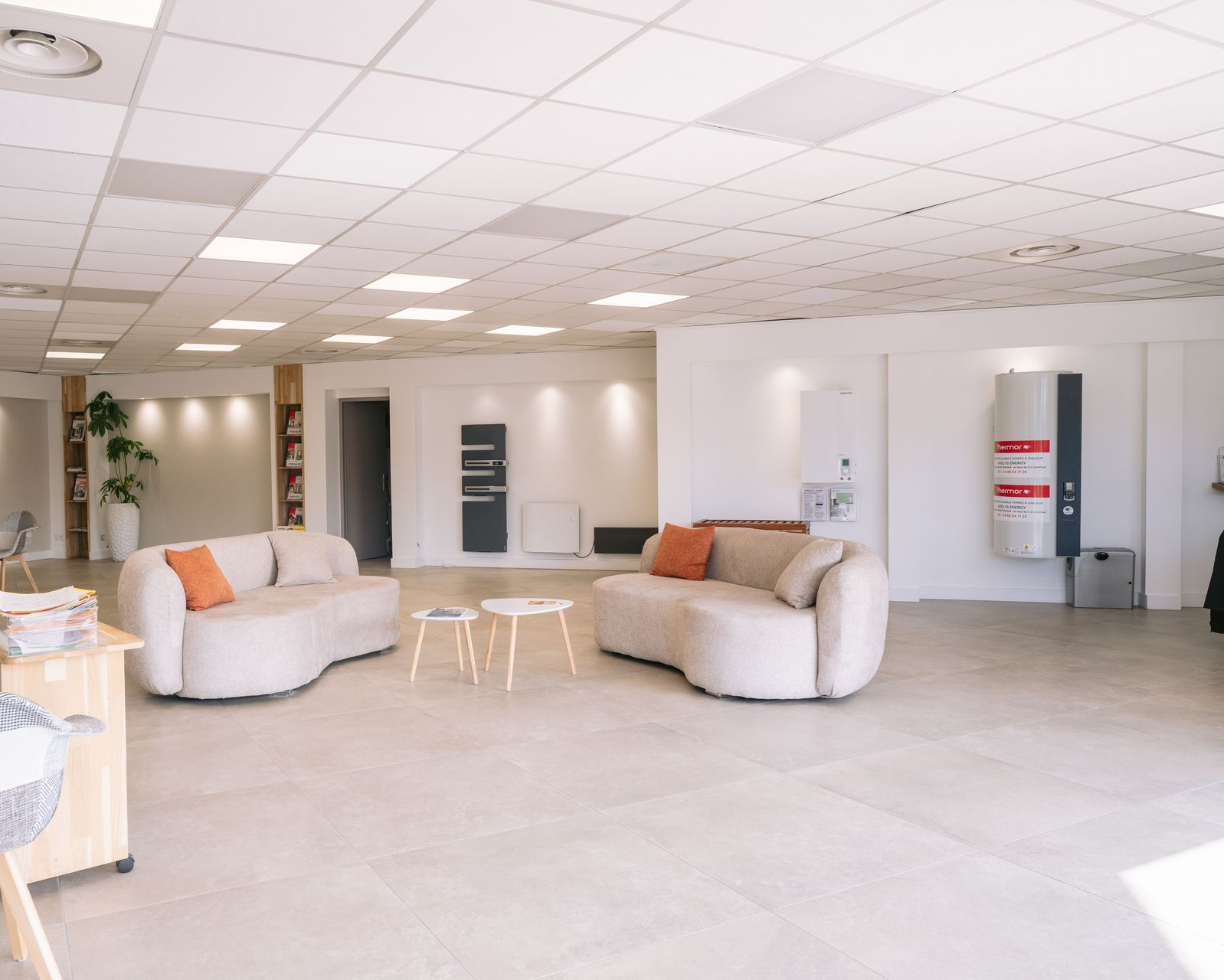 Locaux de l'entreprise avec des tables et canapés.