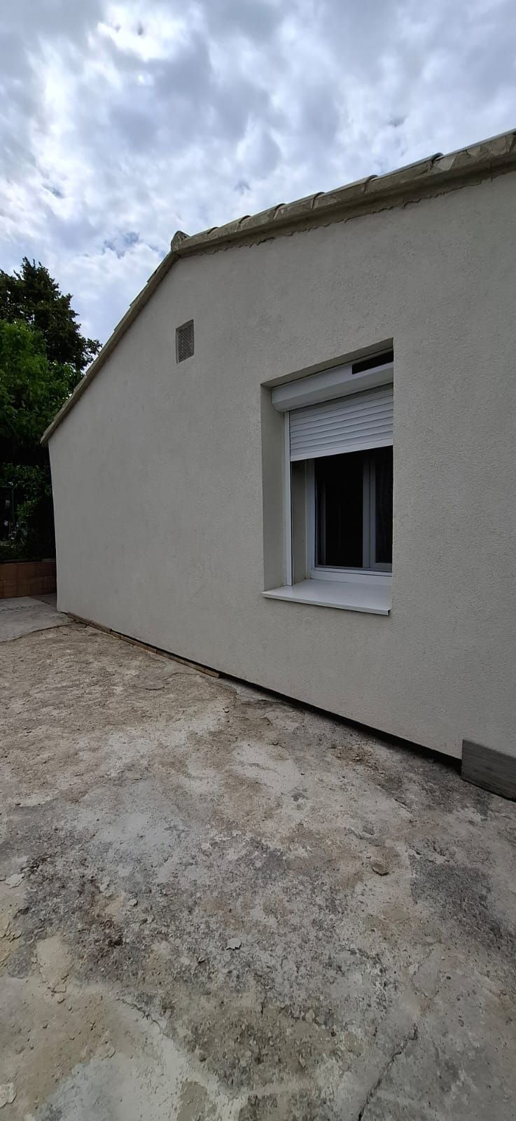 Une maison avec une façade isolée par l'extérieur.