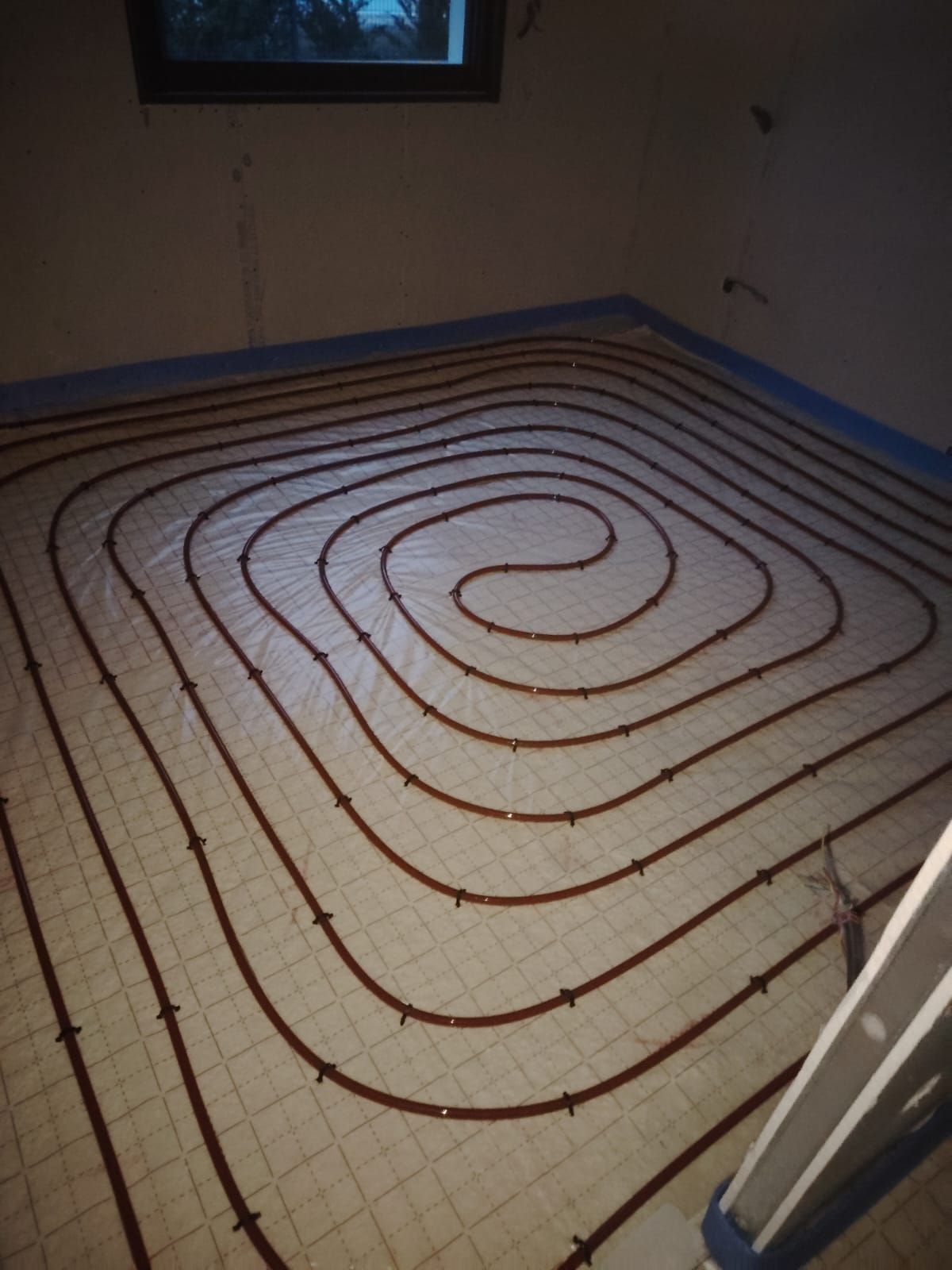 Serpentins d'un plancher chauffant.