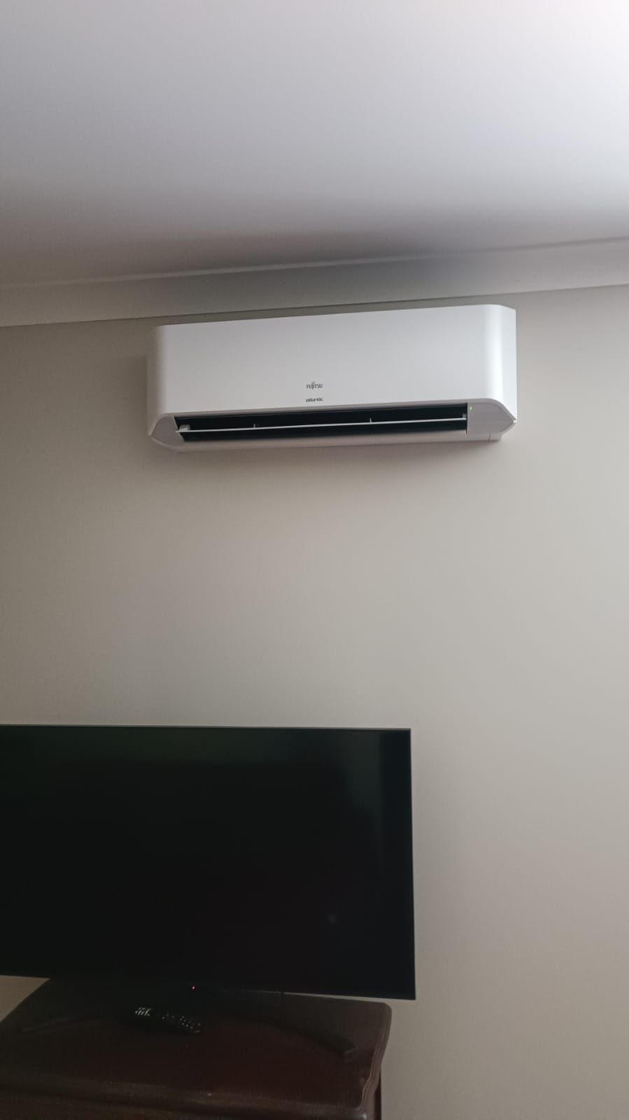 Un climatiseur blanc.