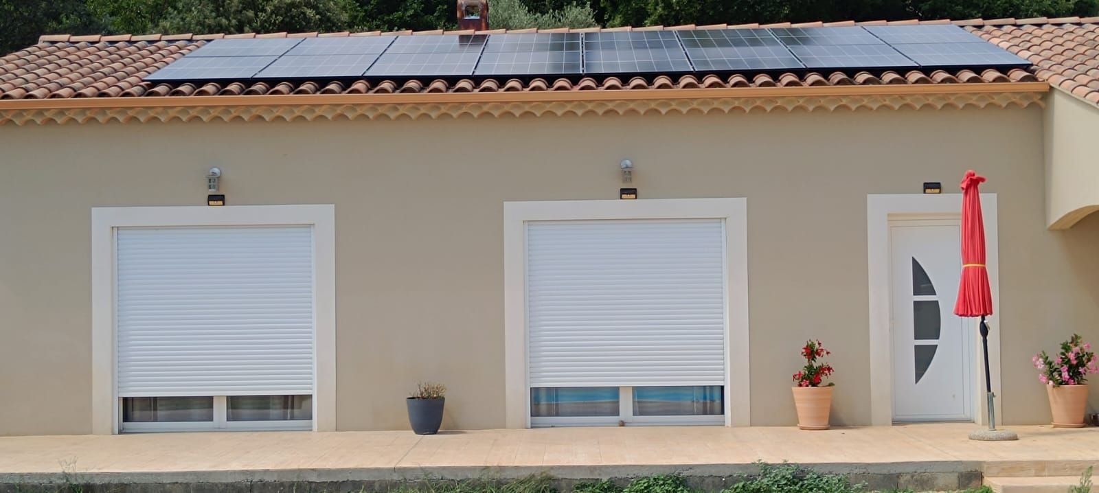 Une fenêtre avec un volet baissé.