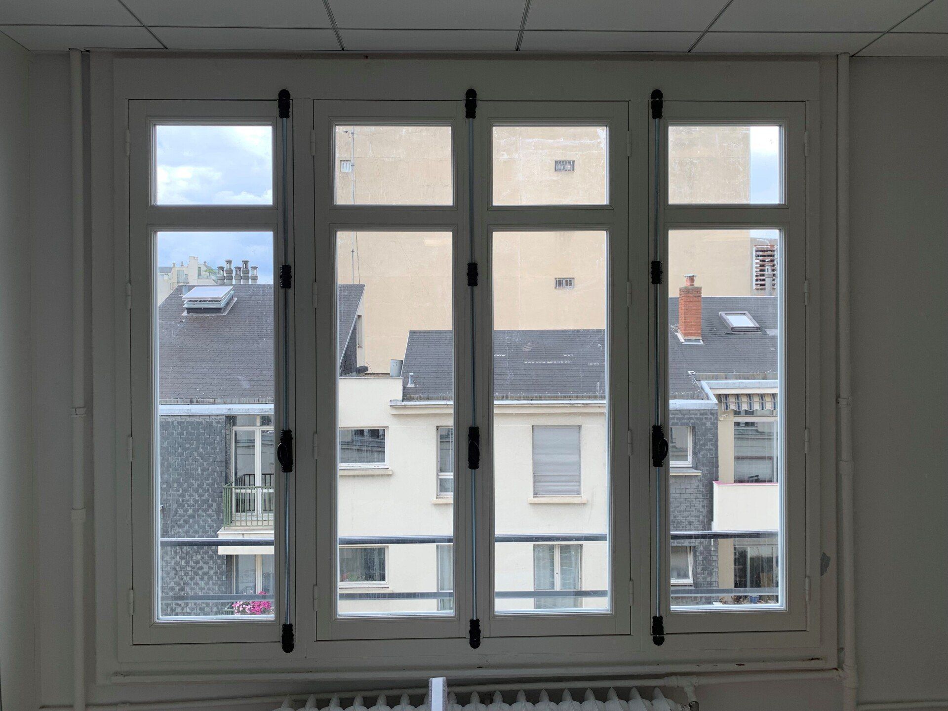 Menuiseries  à noix et gueule de loup  en bois exotique (PARIS)