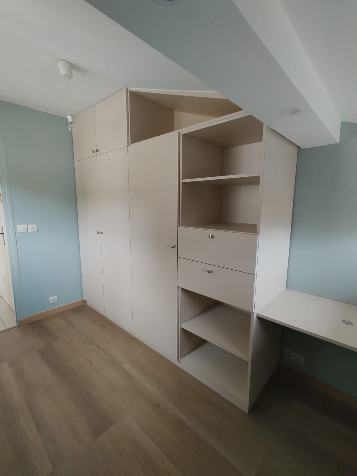 Placard et bureau blancs