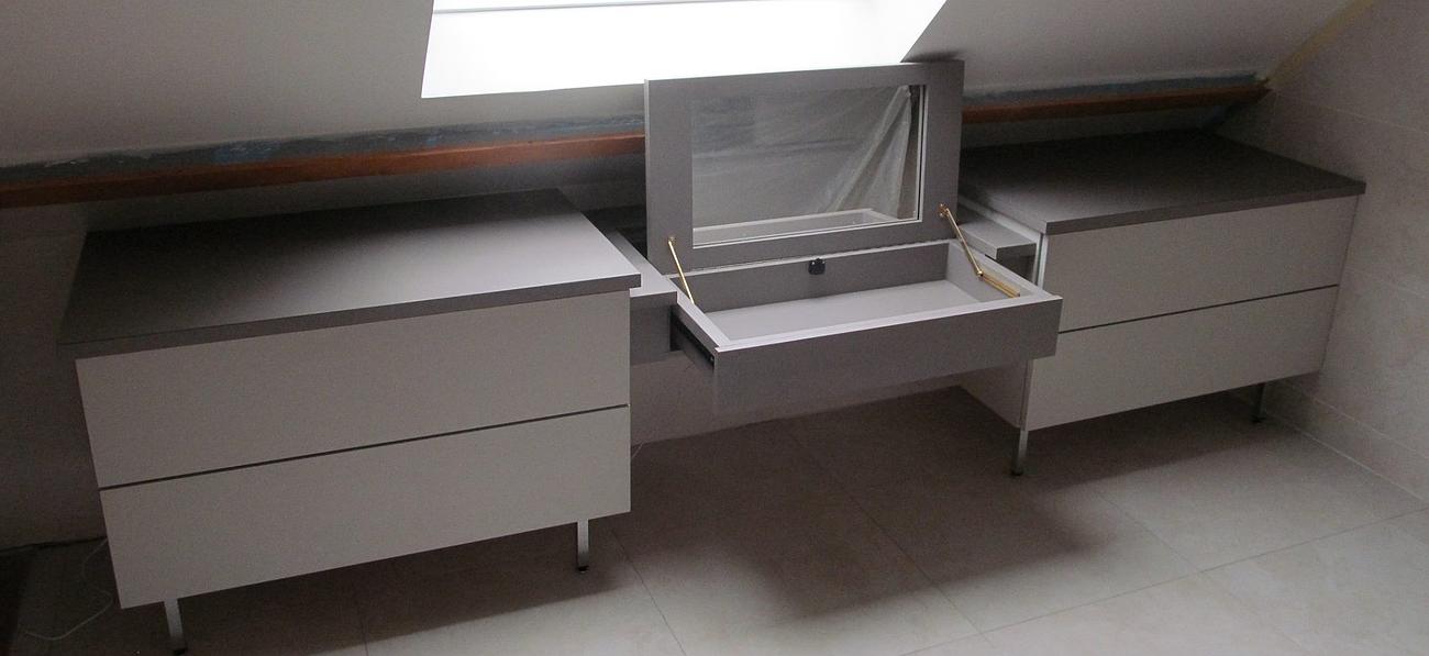 Coiffeuse dans chambre