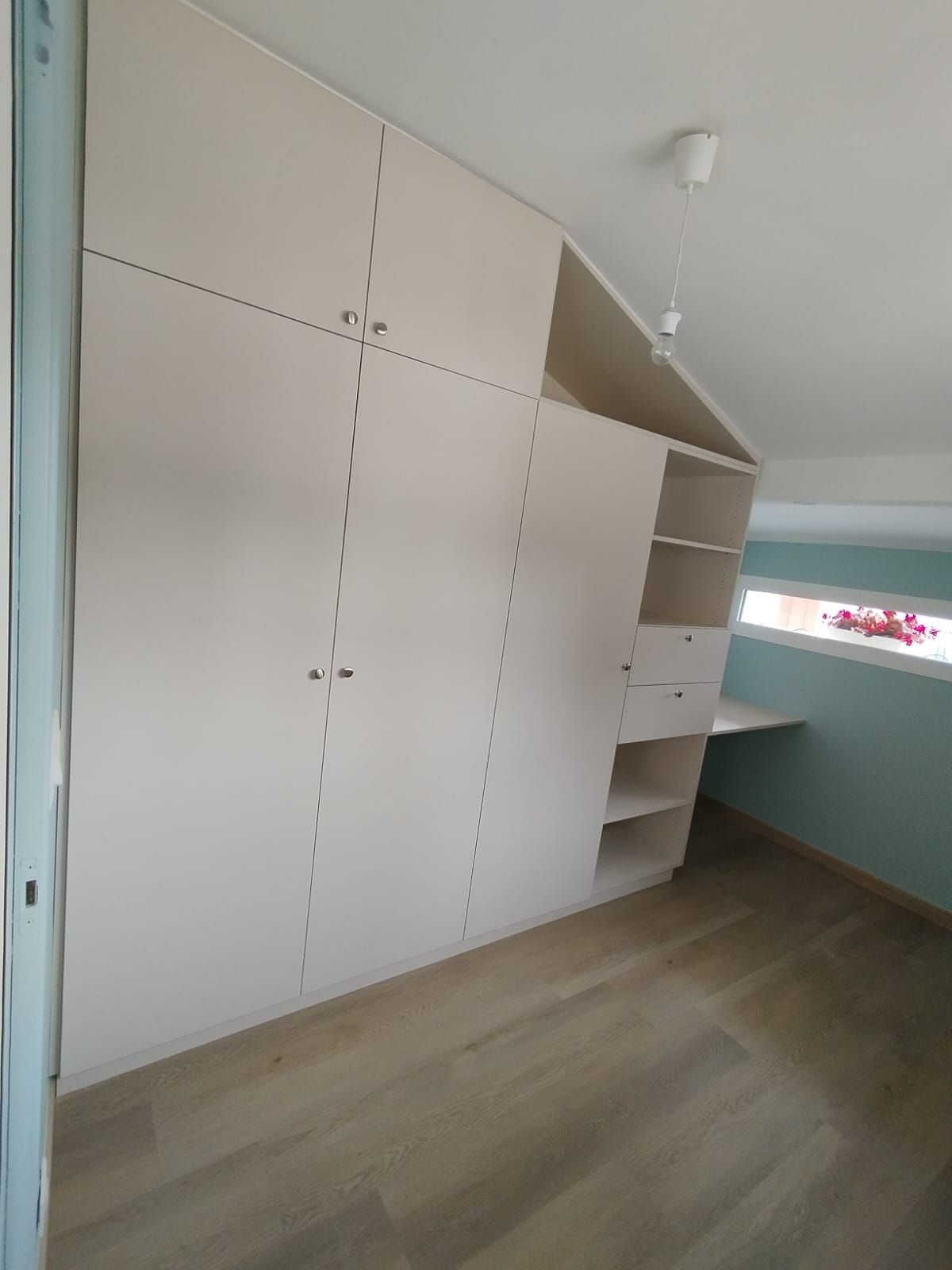 Placard fermé et bureau