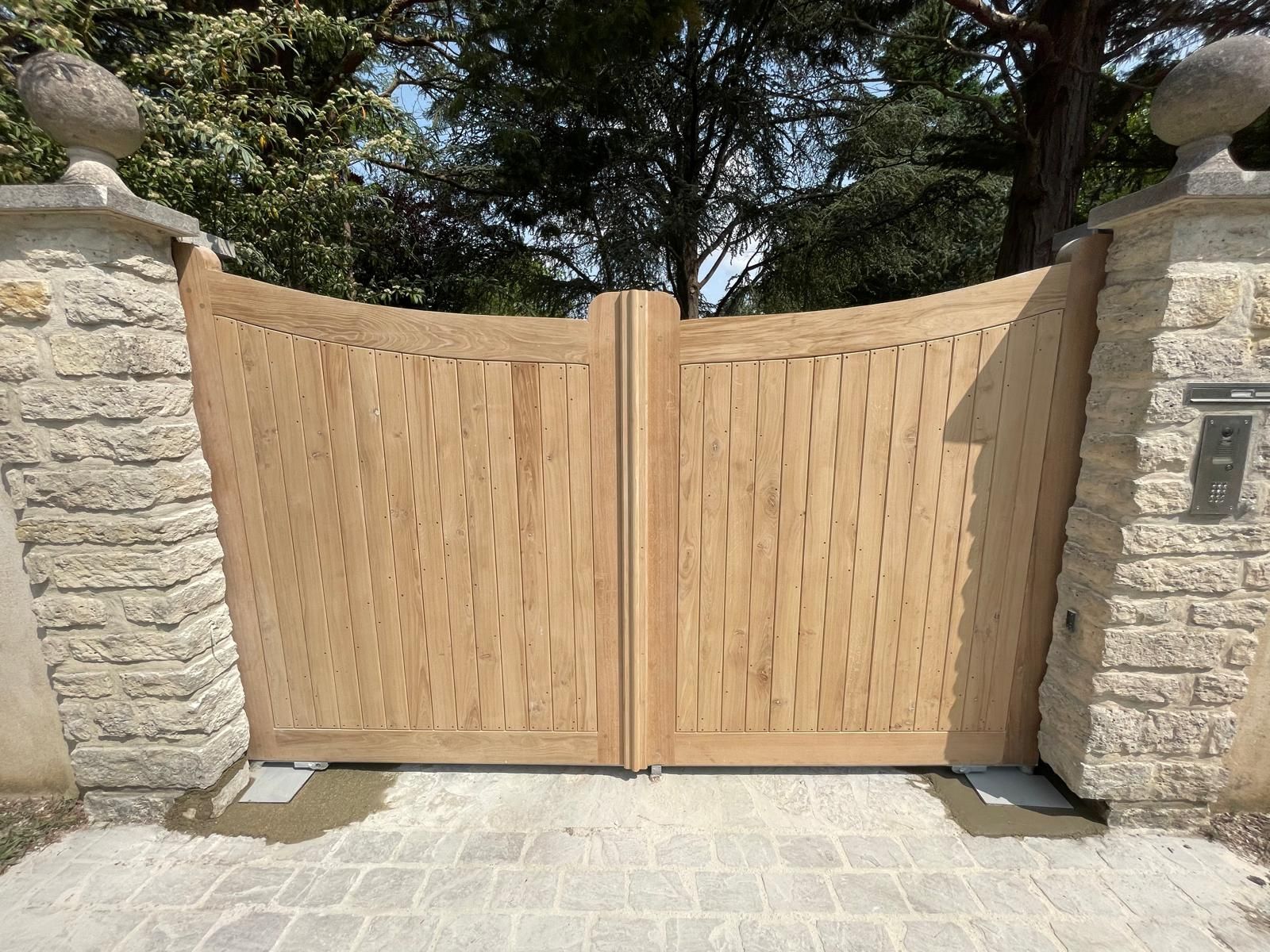 Portail en chêne avec motorisation électrique 
Bois le Roi