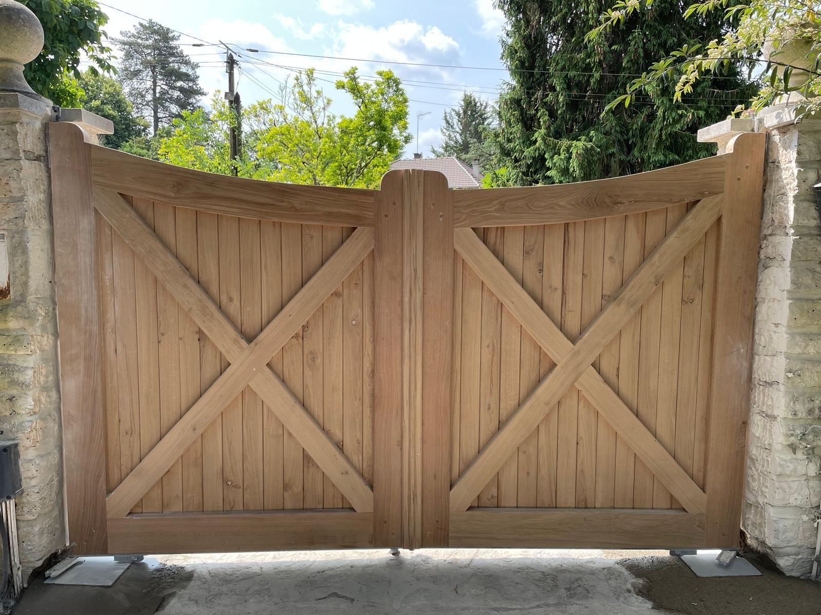 Portail en chêne avec motorisation électrique 
Bois le Roi