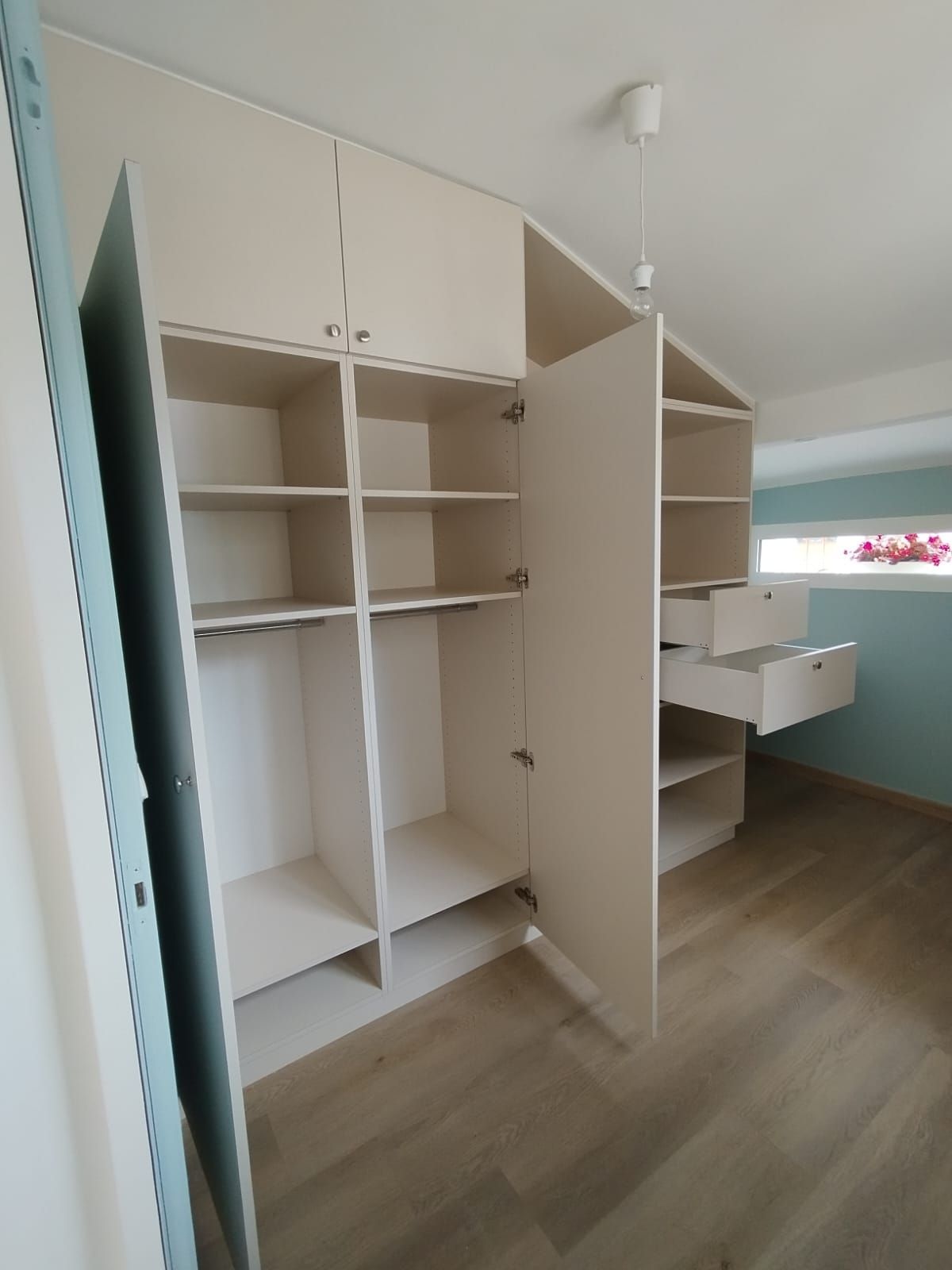 Agencement placard, bureau et tiroir ouverts