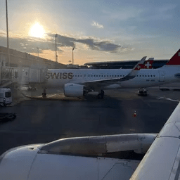 Ein Swiss-Flugzeug steht auf dem Rollfeld eines Flughafens.