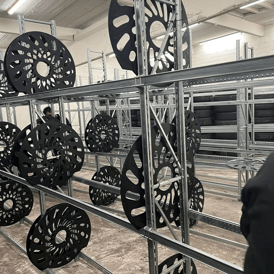 Ein Lager voller Räder und Reifen