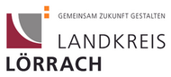 Ein Logo für den Landkreis Lörrach mit einem roten und grauen Dreieck