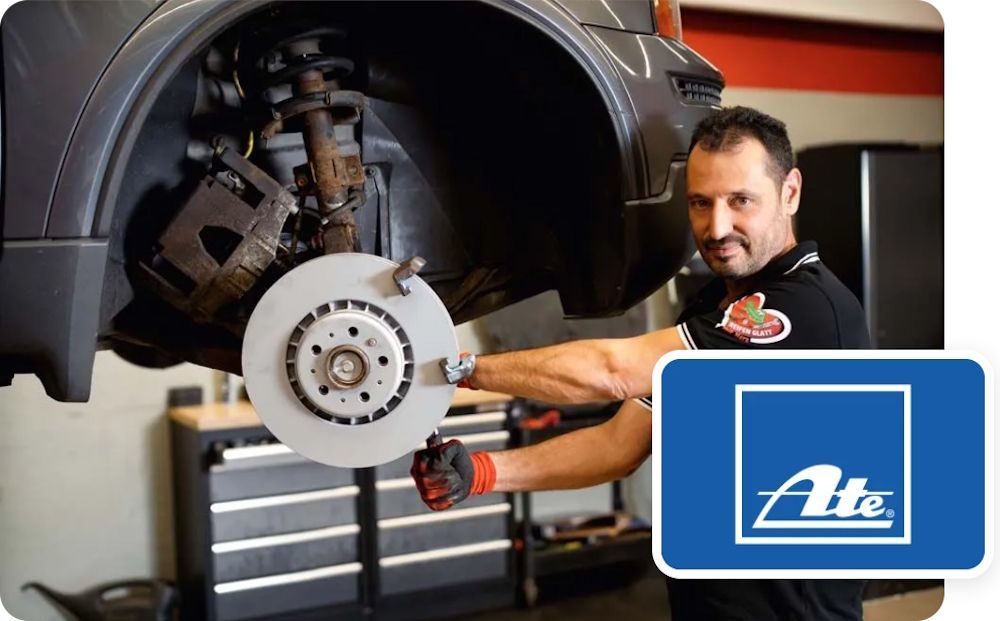 Bremsenservice Lörrach: Mechaniker prüft die Bremsanlage eines Fahrzeugs