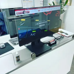 Auf einem Schreibtisch steht ein Computermonitor.