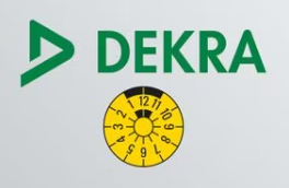 Ein Dekra-Logo mit einem gelben Kreis mit Zahlen darauf