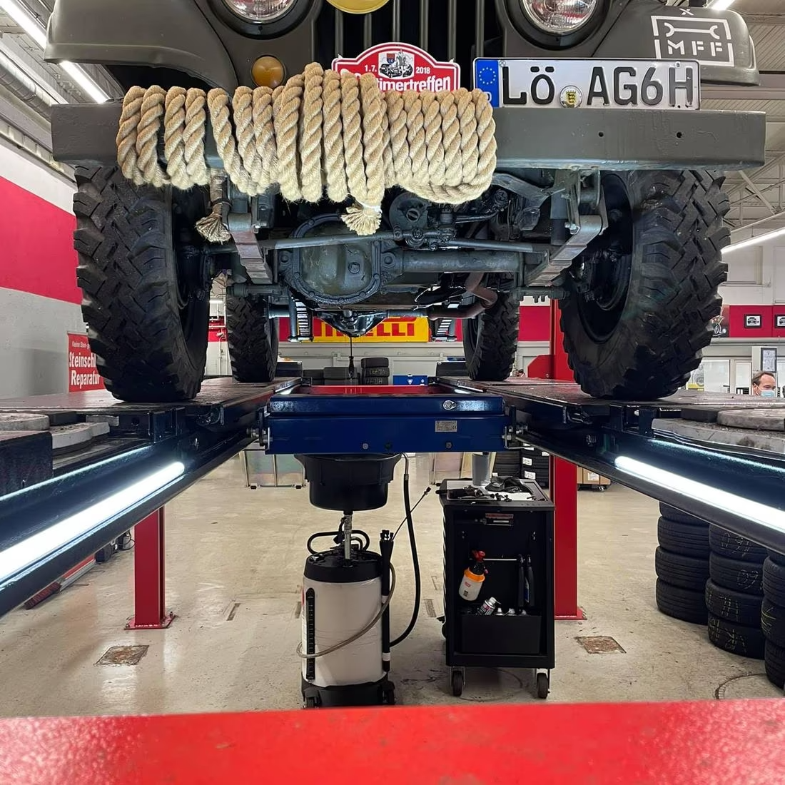 Ein Jeep mit einem Nummernschild, auf dem lo ag6h steht