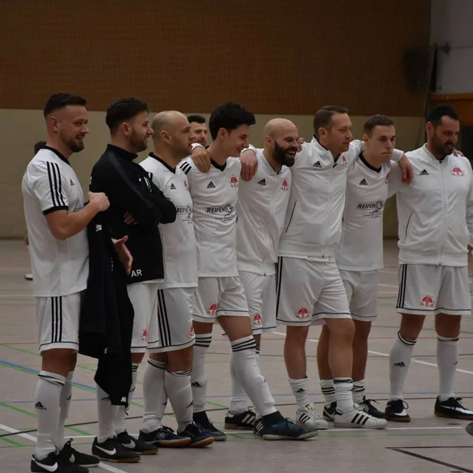 Eine Gruppe von Fußballspielern posiert gemeinsam für ein Foto