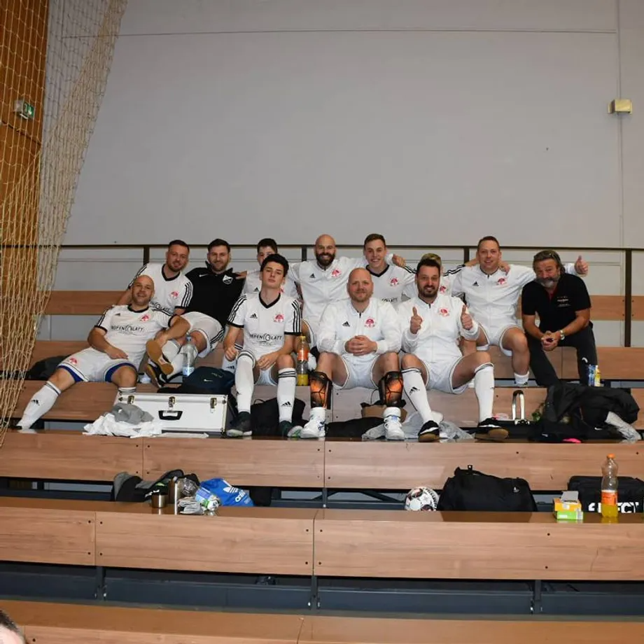 Eine Gruppe Fußballspieler posiert für ein Foto