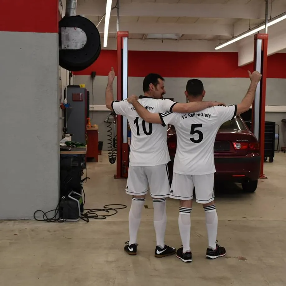 Zwei Fußballspieler, einer mit der Nummer 5 auf dem Rücken