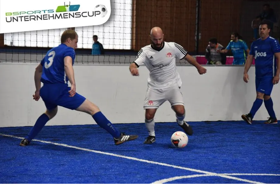 Ein Fußballspieler mit der Nummer 3 auf seinem Trikot