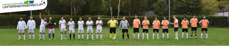 Eine Gruppe von Fußballspielern, die in einer Reihe auf einem Feld stehen