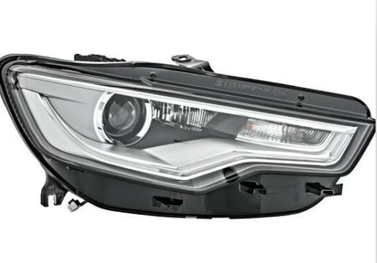 Eine Nahaufnahme eines Autoscheinwerfers auf einem weißen Hintergrund.