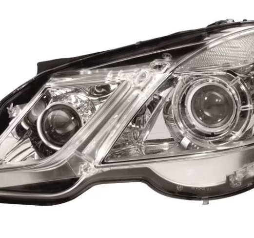 Eine Nahaufnahme eines Autoscheinwerfers auf einem weißen Hintergrund.