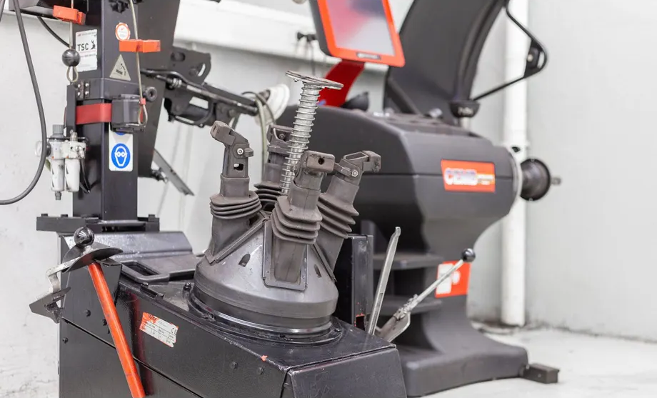 Eine Maschine steht in einer Garage neben einer Wand.