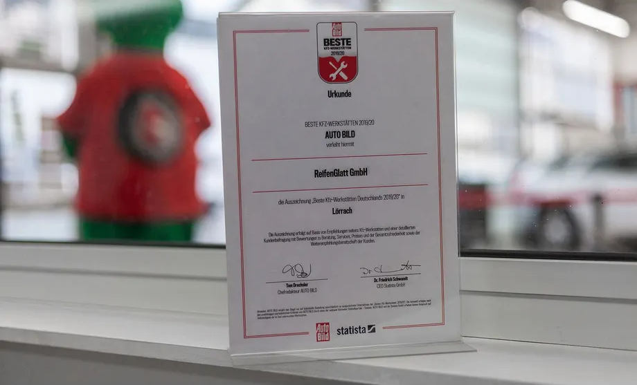 Ein Zertifikat liegt auf einem Fensterbrett vor einem Fenster