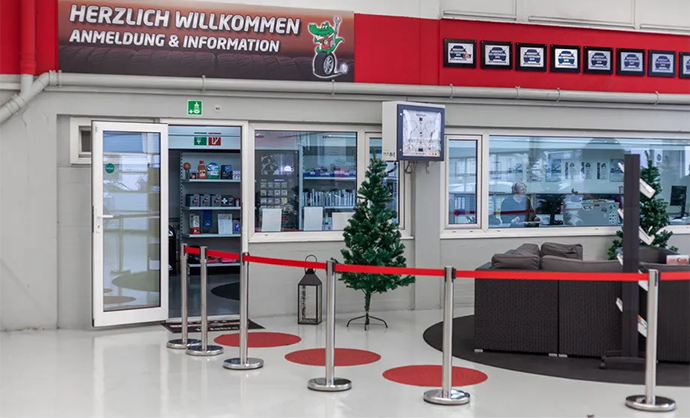 Ein Gebäude mit einem Schild mit der Aufschrift „Herzlich Willkommen“ darauf