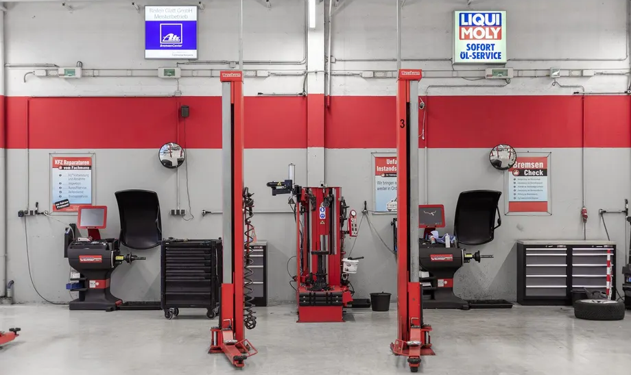 Eine Werkstatt mit einem Schild mit der Aufschrift „Liqui Moly“