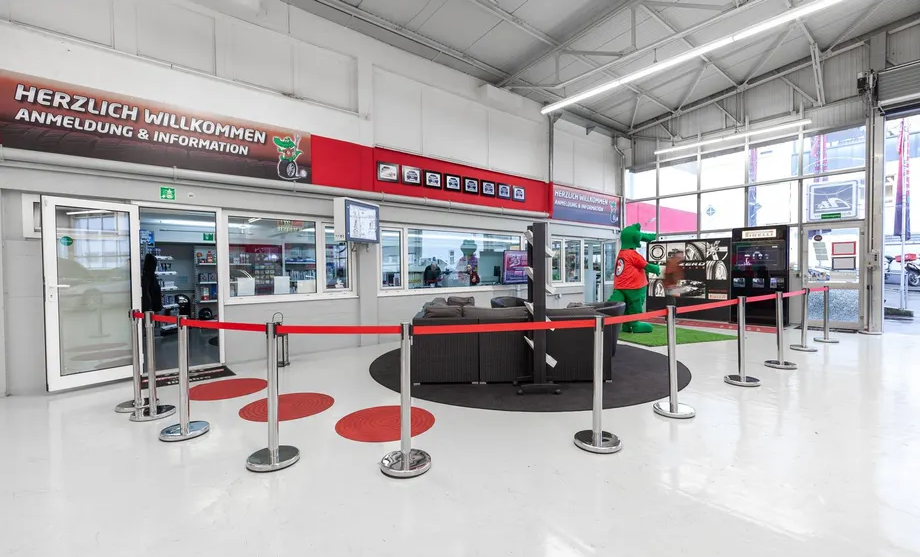 Ein großer Raum mit vielen Fenstern und einer roten Barriere.