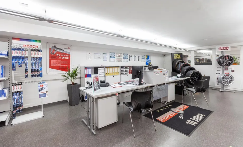 Ein Raum mit vielen Schreibtischen und Stühlen