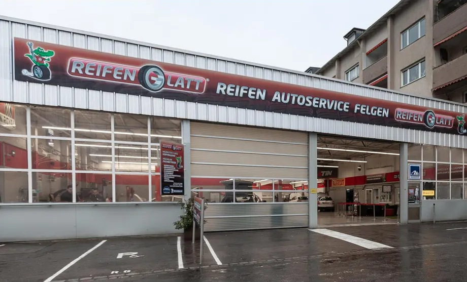 Ein Gebäude mit einem Schild mit der Aufschrift Reifen Autoservice Felgen